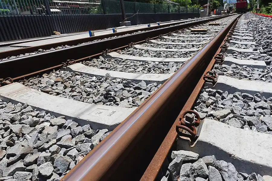 Schwerer Unfall in Tüscherz-Alfermée: Eine Analyse der finanziellen Auswirkungen auf Bahn und Rettungsdienste